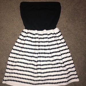 Strapless patterned dress